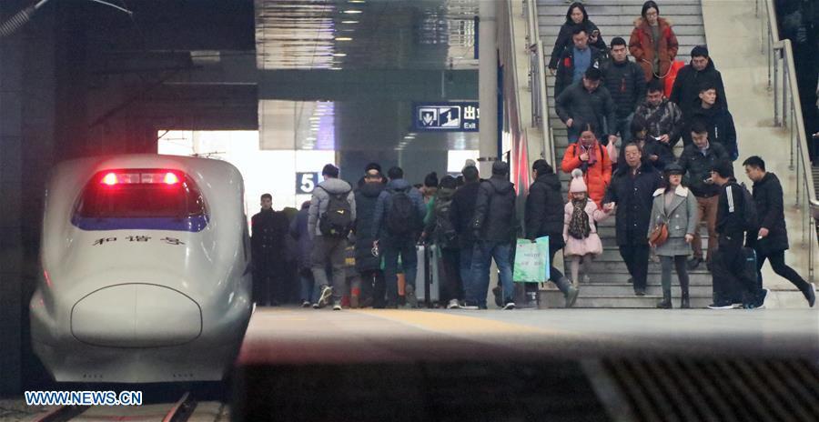 Passengers take a train at the Yantai Railway Station in Yantai, east China\'s Shandong Province, Jan. 4, 2019. China will put into use the new train diagram starting from Jan. 5.(Xinhua/Tang Ke)