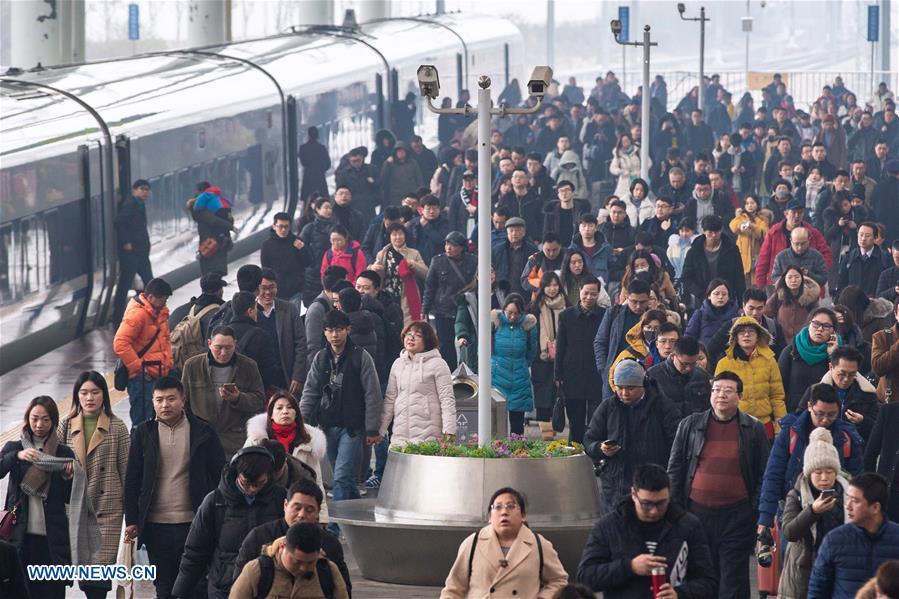 Passengers walk on the platform at the Nanjing Railway Station in Nanjing, capital of east China\'s Jiangsu Province, Jan. 4, 2019. China will put into use the new train diagram starting from Jan. 5.(Xinhua/Su Yang)