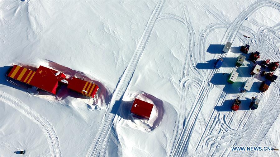 In this aerial photo taken on Jan. 4, 2019, vehicles of the Kunlun team arrive at Kunlun Station in Antarctica. The 16 members on the Kunlun team of China\'s 35th Antarctic expedition arrived at Kunlun Station on Friday. (Xinhua/Liu Shiping)