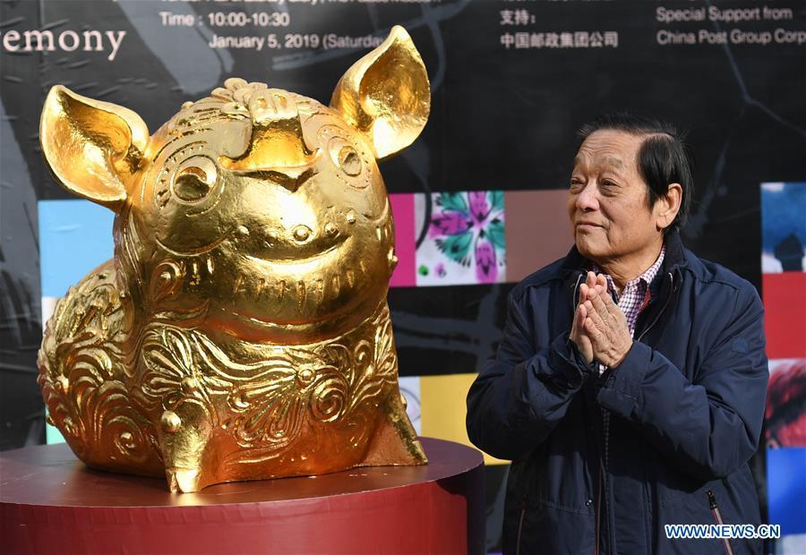 Chinese artist Han Meilin is seen with his art work during his Chinese Zodiac Art Exhibition in Beijing, capital of China, Jan. 5, 2019. The Chinese Zodiac Art Exhibition, displaying the fine arts of Chinese artist Han Meilin, kicked off in the Palace Museum on Saturday and will last until Feb. 20, 2019. (Xinhua/Jin Liangkuai)