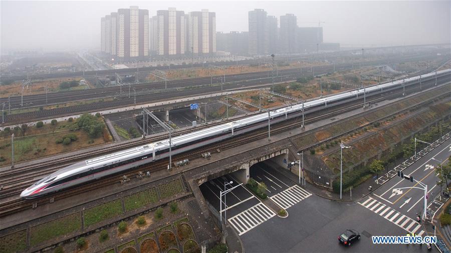 Photo taken on Jan. 5, 2019 shows a new Fuxing bullet train running on the Beijing-Shanghai line in Nanjing, east China\'s Jiangsu Province. A longer Fuxing bullet train started running on the Beijing-Shanghai line Saturday at noon. The new train, with a designed speed of 350 km per hour, has 17 carriages, one carriage longer than the Fuxing trains currently in use. (Xinhua/Su Yang)