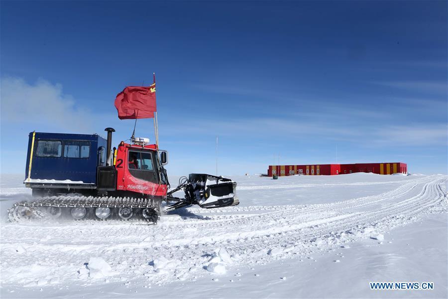 A vehicle of the Kunlun team arrives at Kunlun Station in Antarctica, Jan. 4, 2019. The 16 members on the Kunlun team of China\'s 35th Antarctic expedition arrived at Kunlun Station on Friday. (Xinhua/Liu Shiping)