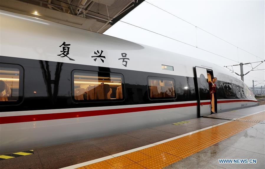 An attendant of a new Fuxing bullet train inspects the platform before departure at Shanghai Hongqiao Railway Station in Shanghai, east China, Jan. 5, 2019. A longer Fuxing bullet train started running on the Beijing-Shanghai line Saturday at noon. The new train, with a designed speed of 350 km per hour, has 17 carriages, one carriage longer than the Fuxing trains currently in use. (Xinhua/Fang Zhe)