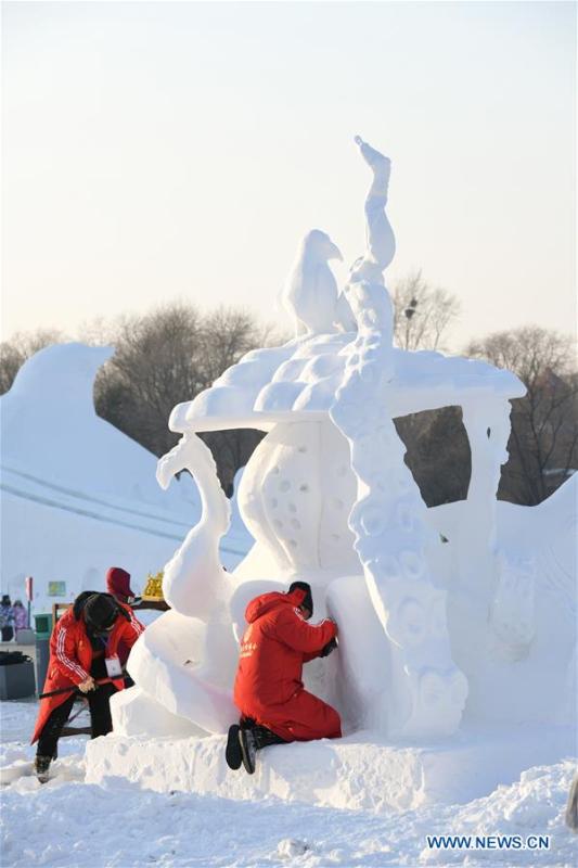 Participants work on a snow sculpture at the Sun Island International Snow Sculpture Art Expo park in Harbin, northeast China\'s Heilongjiang Province, Jan. 6, 2019. The four-day snow sculpture competition of college students attracted over 70 participants from 17 colleges across China. (Xinhua/Wang Song)