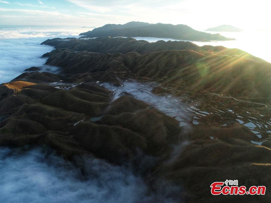 <?php echo strip_tags(addslashes(A sea of clouds surrounds Motianling, an approximately 2,000-meter-high peak in Rongshui Miao Autonomous County in Liuzhu City, South China's Guangxi Zhuang Autonomous Region, Jan. 5, 2019. (Photo: China News Service/Wang Yizhao))) ?>