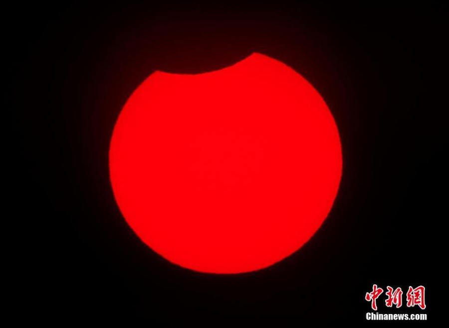 A partial solar eclipse is observed in Dalian City, Liaoning Province, Jan. 6, 2019. (Photo: China News Service/Liu Debin)