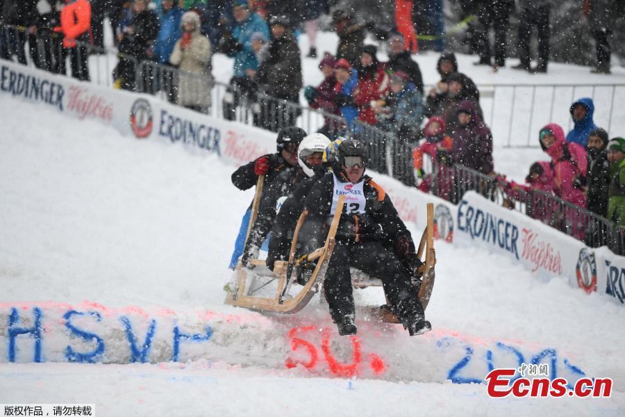 <?php echo strip_tags(addslashes(Participants of the 50th horn sled competition race down the mountain and fall off their sledge in the Bavarian town of Garmisch-Partenkirchen, Germany, Jan. 6, 2019. (Photo/Agencies))) ?>