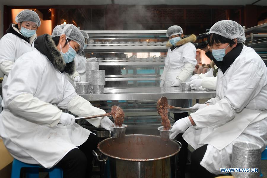 Volunteers pack Laba porridge just cooked at Lingyin Temple in Hangzhou, capital of east China\'s Zhejiang Province, Jan. 6, 2019. Lingyin Temple started to make the traditional Laba porridge on Sunday, which was the first day of the 12th month of the Chinese lunar calendar, and will share it with local community for free. (Xinhua/Huang Zongzhi)