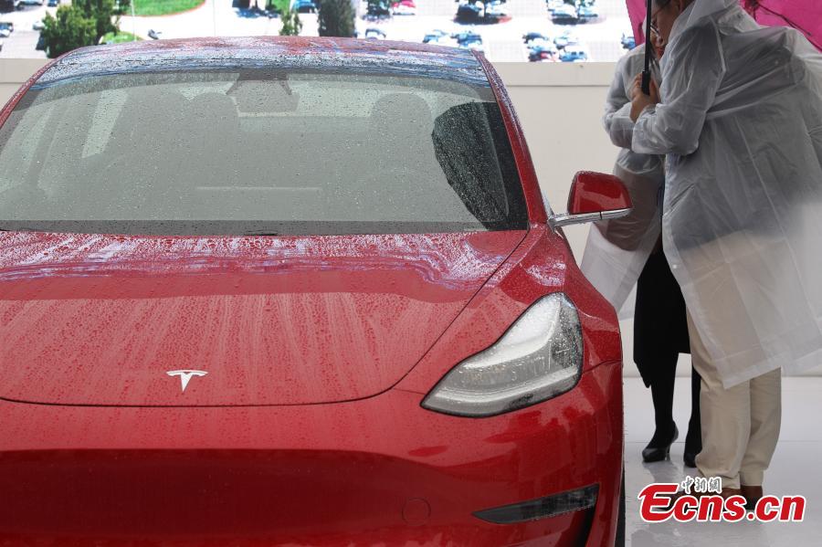 Visitors look at a Tesla Model 3 car in Shanghai, Jan. 7, 2019. Tesla plans to begin making its Model 3 electric vehicles (EV) by year-end, a first step in localizing production in the world’s largest auto market. (Photo: China News Service/Zhang Hengwei)