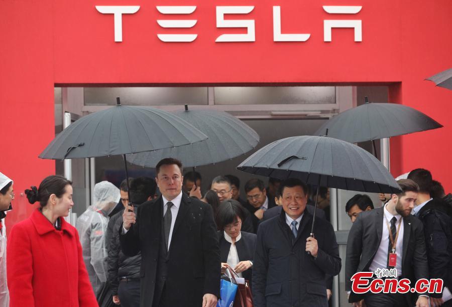 Tesla CEO Elon Musk (L) and Shanghai\'s Mayor Ying Yong (R) attend the Tesla Shanghai Gigafactory groundbreaking ceremony in Shanghai, Jan. 7, 2019. Tesla plans to begin making its Model 3 electric vehicles (EV) by year-end, a first step in localizing production in the world’s largest auto market. (Photo: China News Service/Zhang Hengwei)