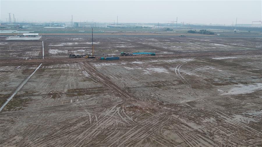 Aerial photo taken on Jan. 3, 2018 shows a tract of land for Tesla Shanghai Gigafactory in Lingang Area in Shanghai, east China. U.S. electric carmaker Tesla Inc. on Monday broke ground on its Shanghai factory, becoming the first to benefit from a new policy allowing foreign carmakers to set up wholly-owned subsidiaries in China. The new plant, Tesla\'s first outside the United States, is located in Lingang Area, a high-end manufacturing park in the southeast harbor of Shanghai. It is designed with an annual capacity of 500,000 electric cars. Tesla signed the agreement with the Shanghai municipal government in July 2018 to build the factory. In October, the company was approved to use an 864,885-square-meter tract of land in Lingang for its Shanghai plant. (Xinhua/Ding Ting)