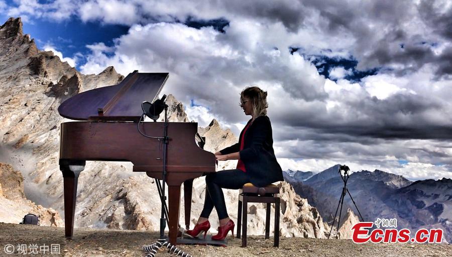 Evelina De Lain, 41, performed Chopin\'s Nocturnes No 2 in E flat major and No 20 in C sharp minor during a 90-minute performance up a 5,000m Himalayan mountain pass, setting the world record for the highest ever classical music concert. The pianist was joined by a team who helped to drive and carry the Challen piano to the Singela Pass in the Himalayas, India. (Photo/VCG)