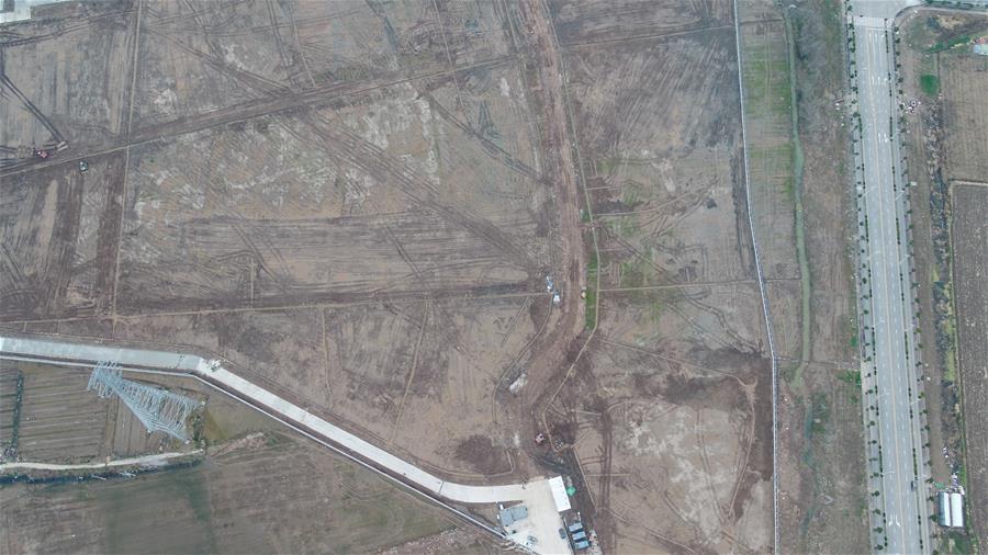 Aerial photo taken on Jan. 3, 2018 shows a tract of land for Tesla Shanghai Gigafactory in Lingang Area in Shanghai, east China. U.S. electric carmaker Tesla Inc. on Monday broke ground on its Shanghai factory, becoming the first to benefit from a new policy allowing foreign carmakers to set up wholly-owned subsidiaries in China. The new plant, Tesla\'s first outside the United States, is located in Lingang Area, a high-end manufacturing park in the southeast harbor of Shanghai. It is designed with an annual capacity of 500,000 electric cars. Tesla signed the agreement with the Shanghai municipal government in July 2018 to build the factory. In October, the company was approved to use an 864,885-square-meter tract of land in Lingang for its Shanghai plant. (Xinhua/Ding Ting)