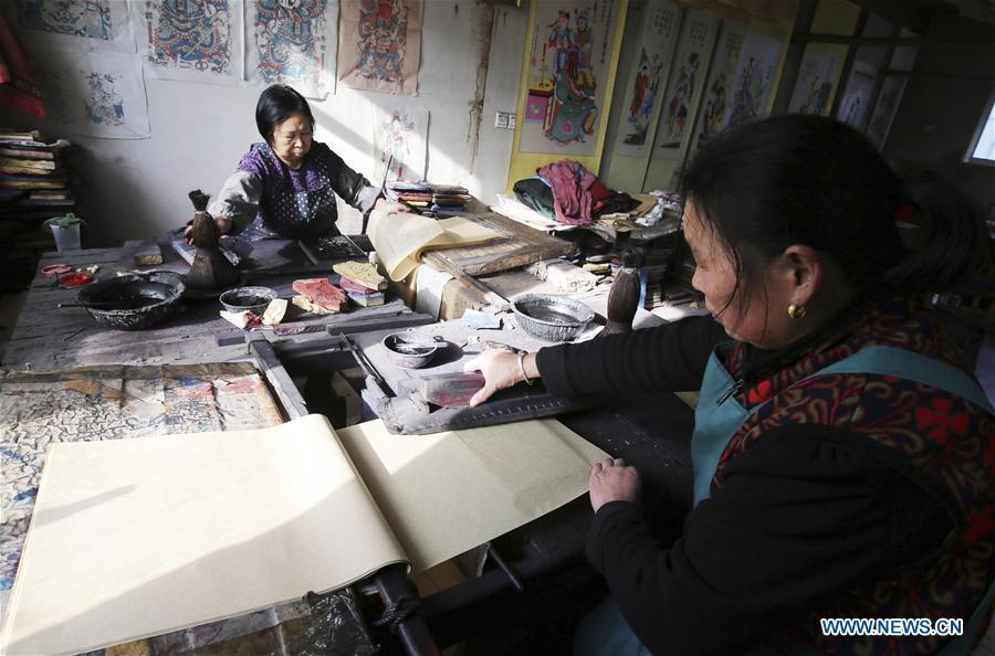 Folk artists print woodblock New Year paintings in Yangjiabu Village of Hanting District in Weifang, east China\'s Shandong Province, Jan. 8, 2019. Local folk artists are busy making woodblock New Year paintings for the upcoming Spring Festival, which starts from the first day of the first month of the Chinese lunar calendar, or Feb. 5 this year. (Xinhua/Zhang Chi)