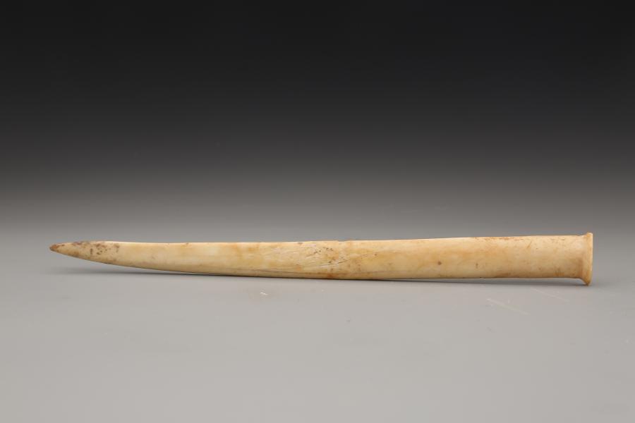 A bone hairpin unearthed at the Matengkong ruins in Xi\'an City, Shaanxi Province. Excavations from 2016 to 2018 have revealed the ruins were once home to rich cultural relics from six different periods, including the Eastern Zhou Dynasty (770 - 221BC). (Photo provided by Shaanxi Provincial Institute of Archaeology)
