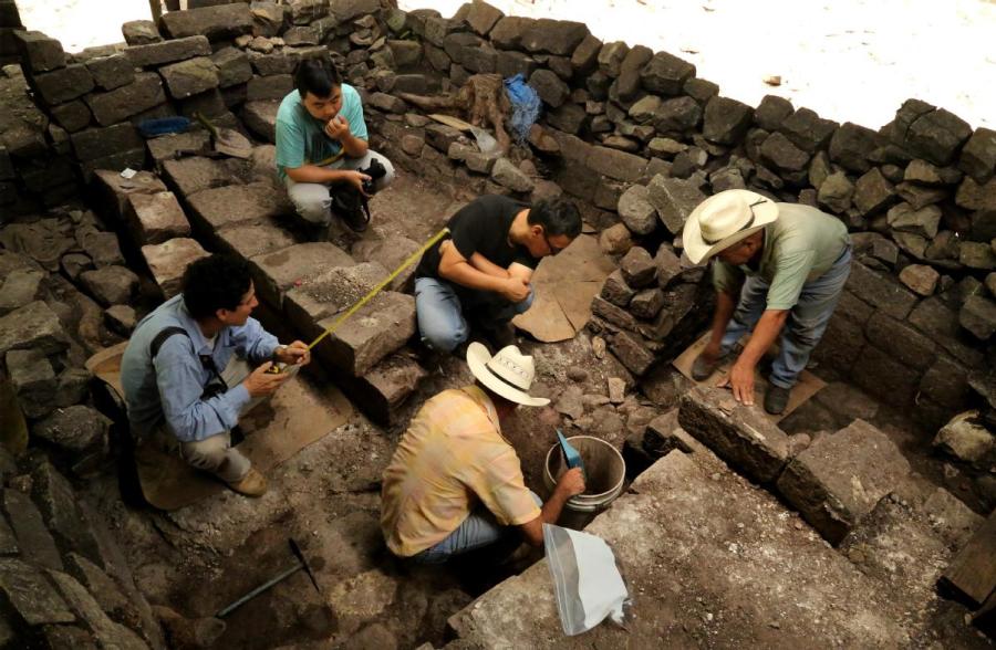 Chinese archaeologists have worked at Copan, a site from the Maya civilization in Honduras, since 2015. (Photo/CHINA DAILY)

Nation\'s teams contribute to series of joint efforts

The Temple of Montu in Luxor, Egypt, has witnessed the ebb and flow of the Nile for more than 3,300 years

Unlike the nearby Temple of Karnak, which attracts crowds of tourists, the monumental construction dedicated to worshipping Montu-the falcon-headed Egyptian god of war-has seen better days.

Many of the megaliths-the large stones used to build it-have collapsed and lie covered in weeds. The site has never been open to the public.

But for Wang Wei, a veteran researcher at the Chinese Academy of Social Sciences\' Institute of Archaeology, the Temple of Montu, built in the 14th century BC, is a place full of hope.

Until Nov. 29, no archaeological research had been carried out at the temple for more than four decades. On that date, a Sino-Egyptian joint archaeological excavation began there. It marked the start of a five-year project created through an intergovernmental agreement between the two countries. The excavation team is comprised of seven Chinese archaeologists and three from Egypt.

The work is scheduled to cover 500 square meters by the end of this year. Technology such as 3D modeling is being used to represent the temple\'s facade. The process is meant to develop a mathematical representation of a three-dimensional surface of an object using specialized software.

Drones, however, which have been widely used by archaeologists in China for field research, are prohibited in Egypt for safety reasons.

\