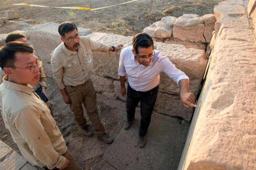 Chinese and Egyptian archaeologists explore the Temple of Montu site, which dates to ancient Egypt\'s New Kingdom period. (MENG TAO/XINHUA) As well as excavation work, the Chinese team will partially renovate the temple, which will probably open to tourists at some stage. \