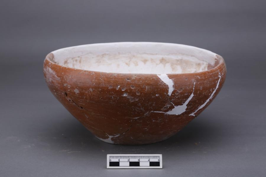 A pottery bowl unearthed at the Matengkong ruins in Xi\'an City, Shaanxi Province. Excavations from 2016 to 2018 have revealed the ruins were once home to rich cultural relics from six different periods, including the Eastern Zhou Dynasty (770 - 221BC). (Photo provided by Shaanxi Provincial Institute of Archaeology)