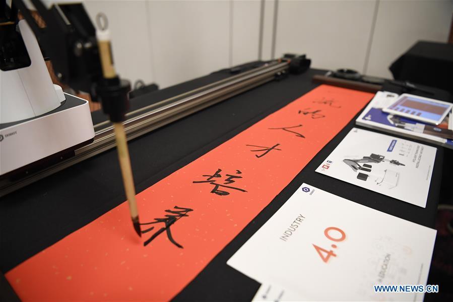 A robot is seen simulating people\'s handwriting during a press preview held by members of the Chinese corps attending the 2019 Consumer Electronics Show (CES) in Las Vegas, the United States, Jan. 7, 2019. The 2019 Consumer Electronics Show (CES) opens on Tuesday. (Xinhua/Liu Jie)