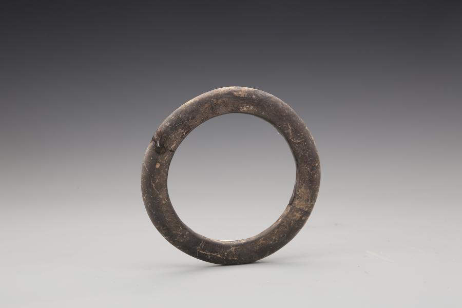 A pottery ring unearthed at the Matengkong ruins in Xi\'an City, Shaanxi Province. Excavations from 2016 to 2018 have revealed the ruins were once home to rich cultural relics from six different periods, including the Eastern Zhou Dynasty (770 - 221BC). (Photo provided by Shaanxi Provincial Institute of Archaeology)