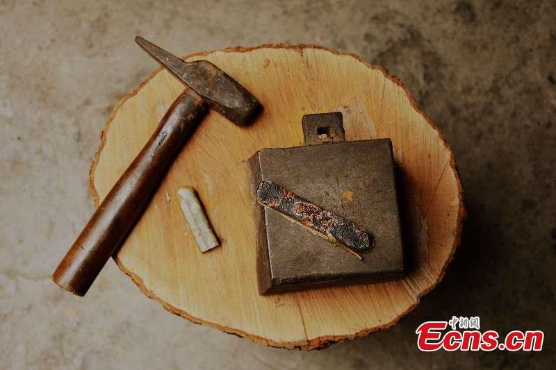 Tools used to make silver thread crafts in Chengdu City, Southwest China\'s Sichuan Province. The craft dates back to the Song Dynasty (960-1279) and involves time-consuming, elaborate steps to pull a one-meter silver piece into a 1000-meter thin thread, which is then used to make all kinds of handmade works. In 2008, the craft was included as a national intangible cultural heritage. (Photo: China News Service/Zhong Xin)