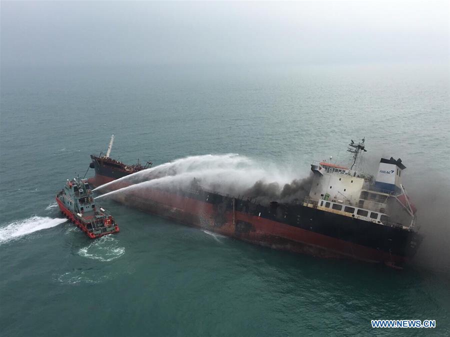 A rescue boat puts out fire that occurred on an oil tanker off Hong Kong\'s Lamma Island, Jan. 8, 2019. One person was killed, seven injured and two missing as an oil tanker exploded and caught fire Tuesday. The accident occurred at around 11:29 a.m. local time (0329 GMT) when crew members on the 140-meter-long oil tanker were trying to connect pipes with an oil barge to refuel the ship south off Lamma Island, said Yiu Men Yeung, division commander for marine and diving of Hong Kong Special Administrative Region (HKSAR) government\'s Fire Services Department (FSD). (Xinhua)