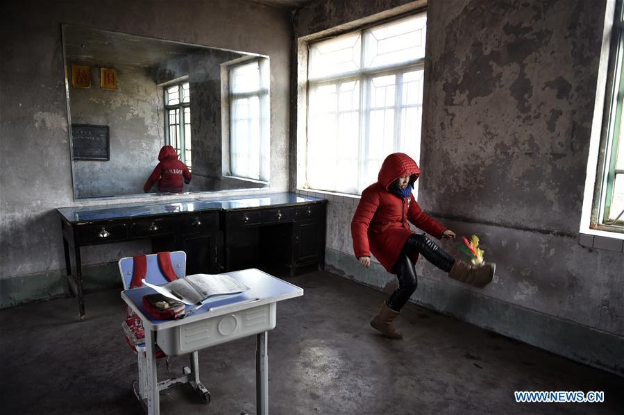 Sun Xiaofeng plays shuttlecock during breaks at Yantai school in Yantai Village of Lianhua Township in Tieling City, northeast China\'s Liaoning Province, Jan. 7, 2019. Located in a remote mountain village, most students of Yantai school had transferred to other places outside the mountain. Sun Xiaofeng, a third grade student, became the only student of the school in September last year taught by Hu Zhisheng, the only one faculty of Yantai primary school. (Xinhua/Yao Jianfeng)