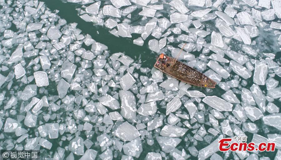 Ice blocks floating in coastal waters in Laizhou City, East China\'s Shandong Province, Jan. 9, 2019. Local marine authorities have increased patrols and updates on possible threats to ships. (Photo/VCG)