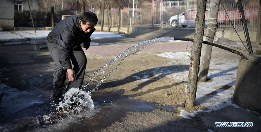 Hu Zhisheng fetches well water for drinking at Yantai primary school in Yantai Village of Lianhua Township in Tieling City, northeast China\'s Liaoning Province, Jan. 7, 2019. Located in a remote mountain village, most students of Yantai school had transferred to other places outside the mountain. Sun Xiaofeng, a third grade student, became the only student of the school in September last year taught by Hu Zhisheng, the only one faculty of Yantai primary school. (Xinhua/Yao Jianfeng)