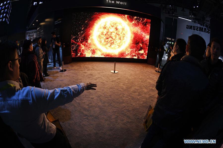 Visitors watch a display of Samsung during the Consumer Electronics Show (CES) in Las Vegas, the United States, on Jan. 8, 2019. 2019 CES highlights new displays from global companies, such as LG, Samsung and Sharp. CES, the world\'s largest trade show to present new products and technologies in the consumer electronics industry, runs till Friday, attracting about 4,500 exhibitors and 180,000 attendees in 2019. (Xinhua/Liu Jie)
