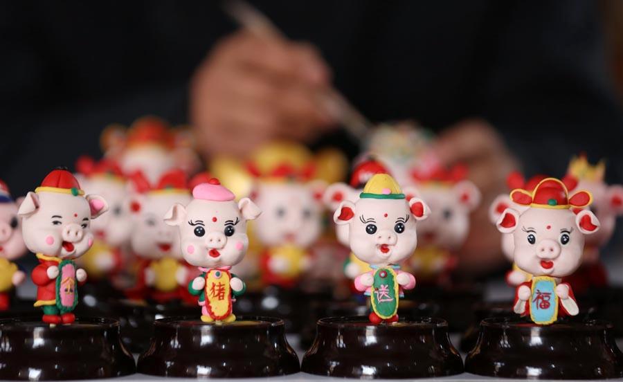 Dough figurines of pigs by craftsman Zuo Ansheng on Jan. 8, 2019. (Photo/Asianewsphoto)