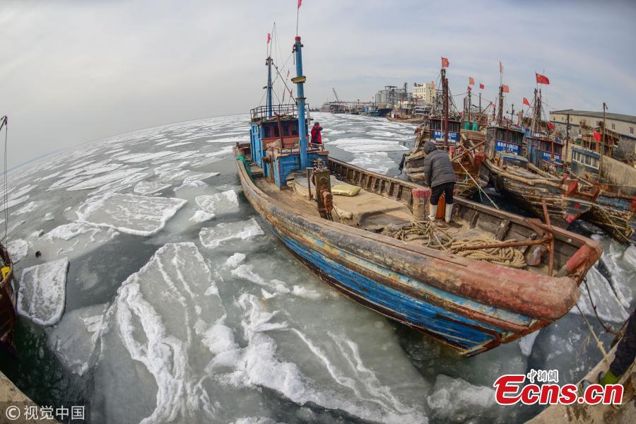 Ice blocks floating in coastal waters in Laizhou City, East China\'s Shandong Province, Jan. 9, 2019. Local marine authorities have increased patrols and updates on possible threats to ships. (Photo/VCG)