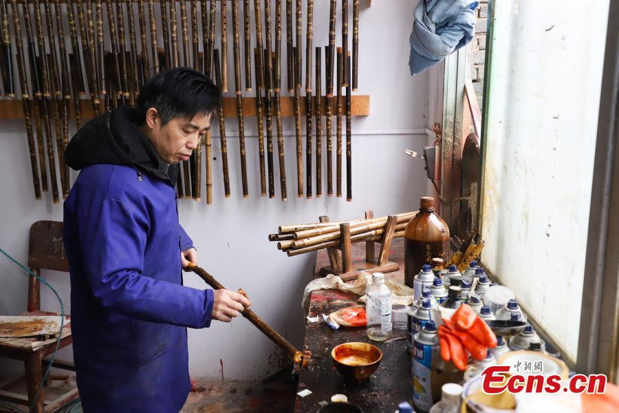 Wu Jihong, an inheritor of the Yuping bamboo -flute making craft, works to make a flute in Yuping Dong Autonomous County, Southwest China\'s Guizhou Province, Jan. 10, 2019. As a traditional Chinese bamboo instrument, the Yuping bamboo flute is famous for its clear tone and delicate carving. Made from local bamboo, the flute undergoes dozens of procedures before it is finished and merges folk cultures of several ethnic groups. It was listed as one of the National Intangible Cultural Heritages in 2006. (Photo: China News Service/Qu Honglun)