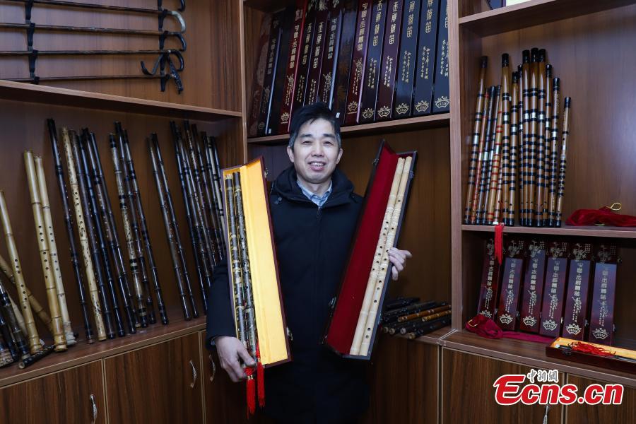 Wu Jihong, an inheritor of the Yuping bamboo -flute making craft, works to make a flute in Yuping Dong Autonomous County, Southwest China\'s Guizhou Province, Jan. 10, 2019. As a traditional Chinese bamboo instrument, the Yuping bamboo flute is famous for its clear tone and delicate carving. Made from local bamboo, the flute undergoes dozens of procedures before it is finished and merges folk cultures of several ethnic groups. It was listed as one of the National Intangible Cultural Heritages in 2006. (Photo: China News Service/Qu Honglun)