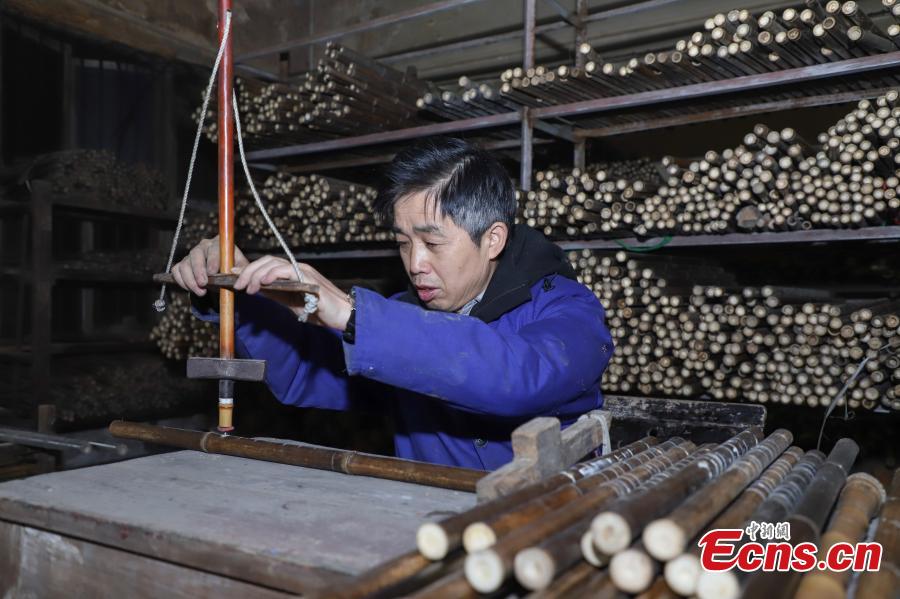 Wu Jihong, an inheritor of the Yuping bamboo -flute making craft, works to make a flute in Yuping Dong Autonomous County, Southwest China\'s Guizhou Province, Jan. 10, 2019. As a traditional Chinese bamboo instrument, the Yuping bamboo flute is famous for its clear tone and delicate carving. Made from local bamboo, the flute undergoes dozens of procedures before it is finished and merges folk cultures of several ethnic groups. It was listed as one of the National Intangible Cultural Heritages in 2006. (Photo: China News Service/Qu Honglun)