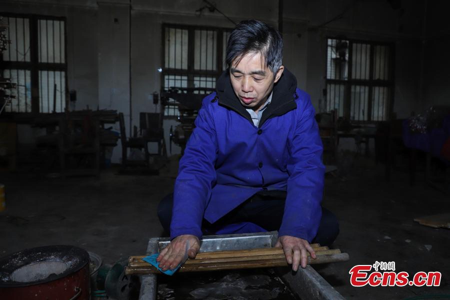 Wu Jihong, an inheritor of the Yuping bamboo -flute making craft, works to make a flute in Yuping Dong Autonomous County, Southwest China\'s Guizhou Province, Jan. 10, 2019. As a traditional Chinese bamboo instrument, the Yuping bamboo flute is famous for its clear tone and delicate carving. Made from local bamboo, the flute undergoes dozens of procedures before it is finished and merges folk cultures of several ethnic groups. It was listed as one of the National Intangible Cultural Heritages in 2006. (Photo: China News Service/Qu Honglun)