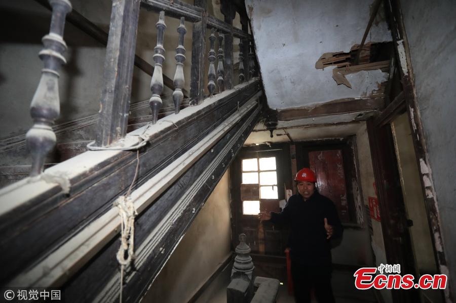 A 116-year-old building listed as a cultural relic under protection in Yangpu District of Shanghai is moved 235 meters to the east of its original location to make way for an underwater tunnel. The old house with four building units will be restored to its original location at the end of construction on the tunnel. (Photo/VCG)