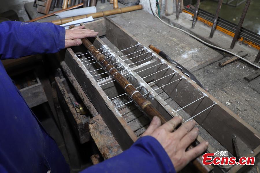 Wu Jihong, an inheritor of the Yuping bamboo -flute making craft, works to make a flute in Yuping Dong Autonomous County, Southwest China\'s Guizhou Province, Jan. 10, 2019. As a traditional Chinese bamboo instrument, the Yuping bamboo flute is famous for its clear tone and delicate carving. Made from local bamboo, the flute undergoes dozens of procedures before it is finished and merges folk cultures of several ethnic groups. It was listed as one of the National Intangible Cultural Heritages in 2006. (Photo: China News Service/Qu Honglun)