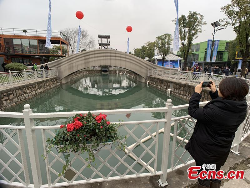 The world\'s largest 3D-printed concrete bridge has been completed in Shanghai, Jan. 12, 2019. The length of the pedestrian bridge is 26.3 meters, with the width 3.6 meters. The bridge\'s design has been influenced by China\'s ancient Zhaozhou Bridge. It adopts a single arch structure to bear weight. (Photo/China News Service)