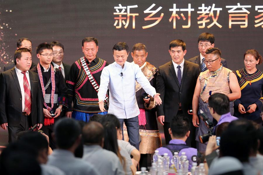 Jack Ma is surrounded by the award-winning rural headmasters in Sanya, South China\'s Hainan Province, on Jan. 13, 2019. (Photo provided to chinadaily.com.cn)