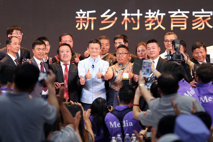 Jack Ma is surrounded by the award-winning rural headmasters in Sanya, South China\'s Hainan Province, on Jan. 13, 2019. (Photo provided to chinadaily.com.cn)

The Jack Ma Rural Teacher Award ceremony was held in Sanya, South China\'s Hainan Province, on Sunday.

Among those at the event, themed \