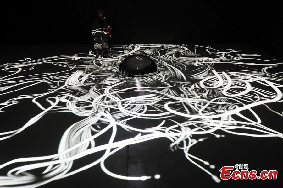 New media studio Ouchhh presents a show featuring Chinese cultural identities in the CBD of the Jiangbei New Area, Nanjing City, Jiangsu Province, Jan. 12, 2019. Ouchhh impressed an international audience with its SAY_SUPERSTRINGS concert at the Ars Electronica Center in Austria. The Nanjing show combined artificial intelligence with performances on piano and traditional Chinese musical instruments. (Photo: China News Service/Yang Bo)