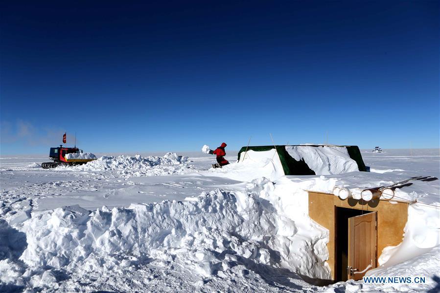 A member of one of two inland expedition teams on China\'s 35th Antarctic expedition works at the Kunlun Station in Antarctica, Jan. 6, 2019. (Xinhua/Liu Shiping)