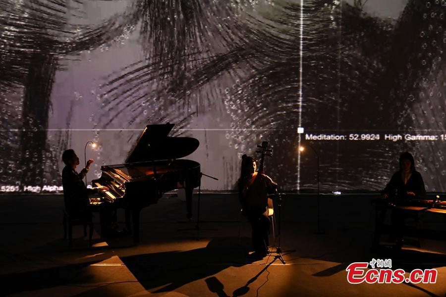 New media studio Ouchhh presents a show featuring Chinese cultural identities in the CBD of the Jiangbei New Area, Nanjing City, Jiangsu Province, Jan. 12, 2019. Ouchhh impressed an international audience with its SAY_SUPERSTRINGS concert at the Ars Electronica Center in Austria. The Nanjing show combined artificial intelligence with performances on piano and traditional Chinese musical instruments. (Photo: China News Service/Yang Bo)