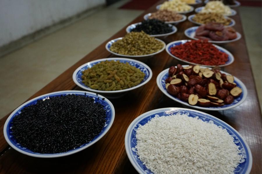 A view of ingredients used to make Laba congee at the Shaolin Temple, Jan. 13, 2019. The congee was cooked according to a traditional recipe and included five types of beans as well as more than 20 minor ingredients. Buddhist temples across China have started handing out free Laba congee, a special meal served during the Laba Festival, which falls on the eighth day of the 12th lunar month and ushers in China\'s Lunar New Year celebrations. (Photo: China News Service/Han Zhangyun)
