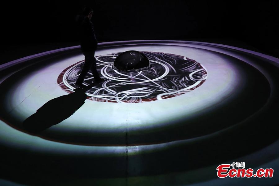 New media studio Ouchhh presents a show featuring Chinese cultural identities in the CBD of the Jiangbei New Area, Nanjing City, Jiangsu Province, Jan. 12, 2019. Ouchhh impressed an international audience with its SAY_SUPERSTRINGS concert at the Ars Electronica Center in Austria. The Nanjing show combined artificial intelligence with performances on piano and traditional Chinese musical instruments. (Photo: China News Service/Yang Bo)