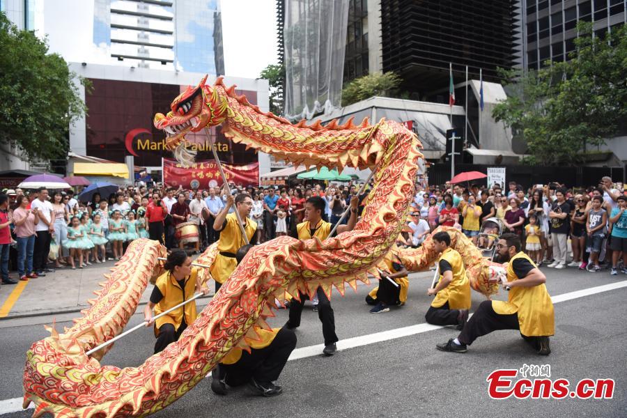 A performance to celebrate the upcoming Spring Festival, China\'s Lunar New Year, on Paulista Avenue, one of the most important avenues in Sao Paulo, Brazil, Jan. 13, 2019. Thousands of people watched the show organized by several local Chinese organizations. (Photo: China News Service/Mo Chengxiong)