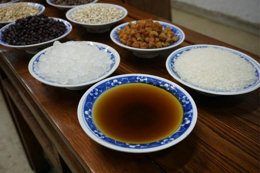 A view of ingredients used to make Laba congee at the Shaolin Temple, Jan. 13, 2019. The congee was cooked according to a traditional recipe and included five types of beans as well as more than 20 minor ingredients. Buddhist temples across China have started handing out free Laba congee, a special meal served during the Laba Festival, which falls on the eighth day of the 12th lunar month and ushers in China\'s Lunar New Year celebrations. (Photo: China News Service/Han Zhangyun)
