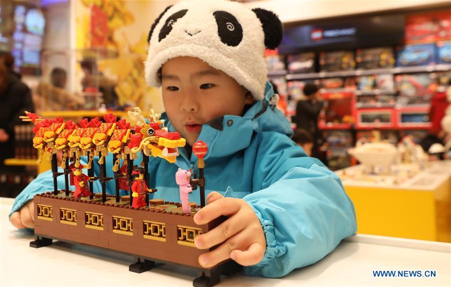 <?php echo strip_tags(addslashes(A child plays toy bricks under the theme of dragon dance to coincide with the Spring Festival at a store in east China's Shanghai, Jan. 14, 2019. (Xinhua/Fang Zhe))) ?>