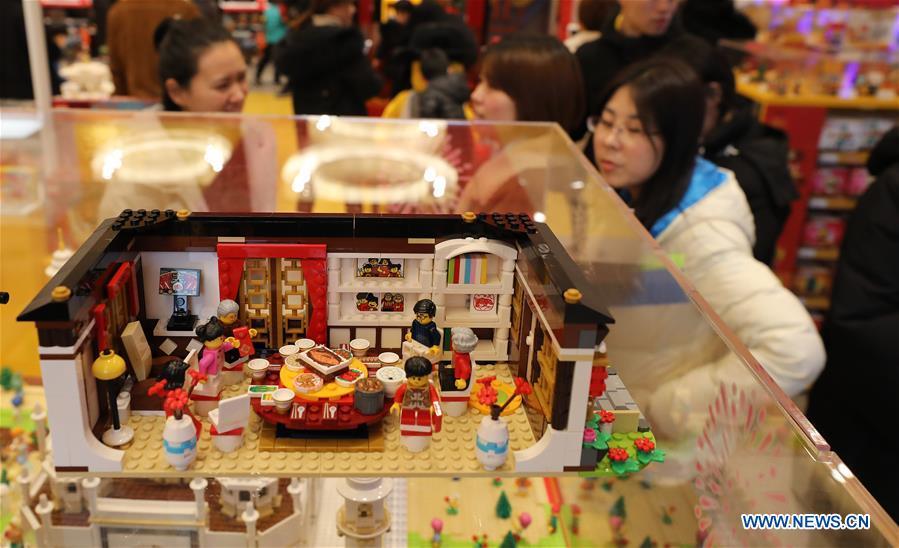 <?php echo strip_tags(addslashes(Customers walk past toy bricks under the theme of new year's eve dinner to coincide with the Spring Festival at a store in east China's Shanghai, Jan. 14, 2019. (Xinhua/Fang Zhe))) ?>